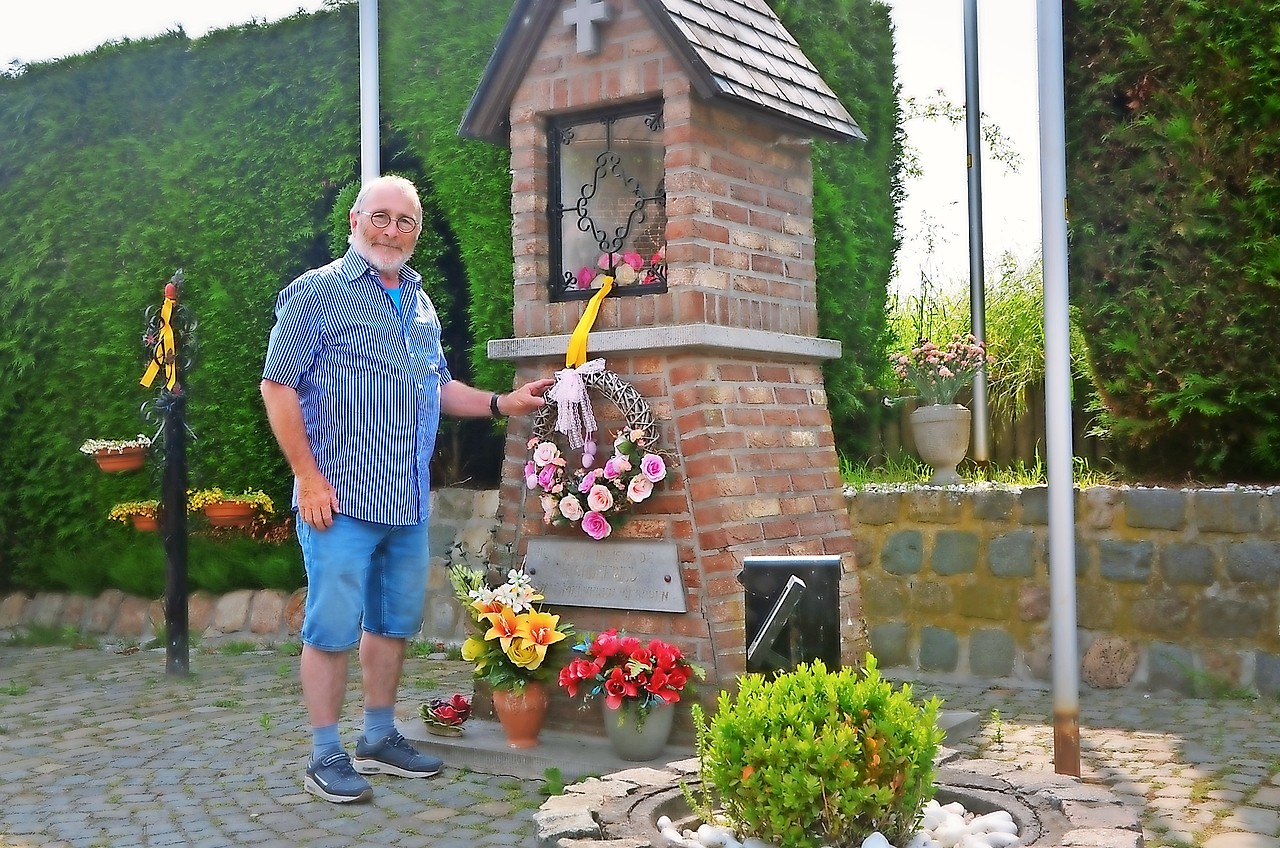 Jos Bronckart onderhoudt toegewijd de kapel in de Keelstraat in Melveren. © Tony Dupont