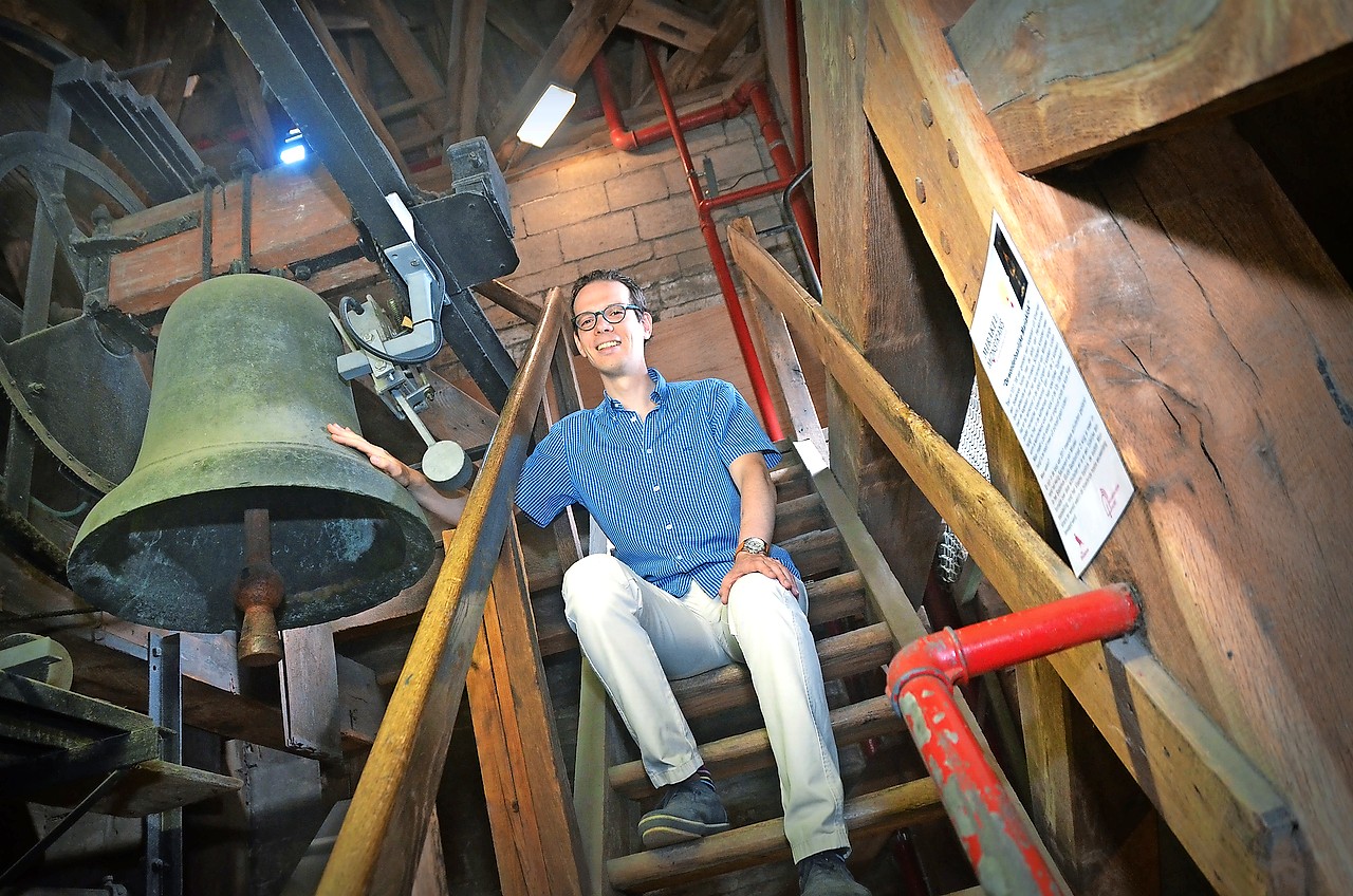 Geert Kooken bij de oudste klok in de toren, het ‘mirakelklokje’ van Herkenrode. © Tony Dupont