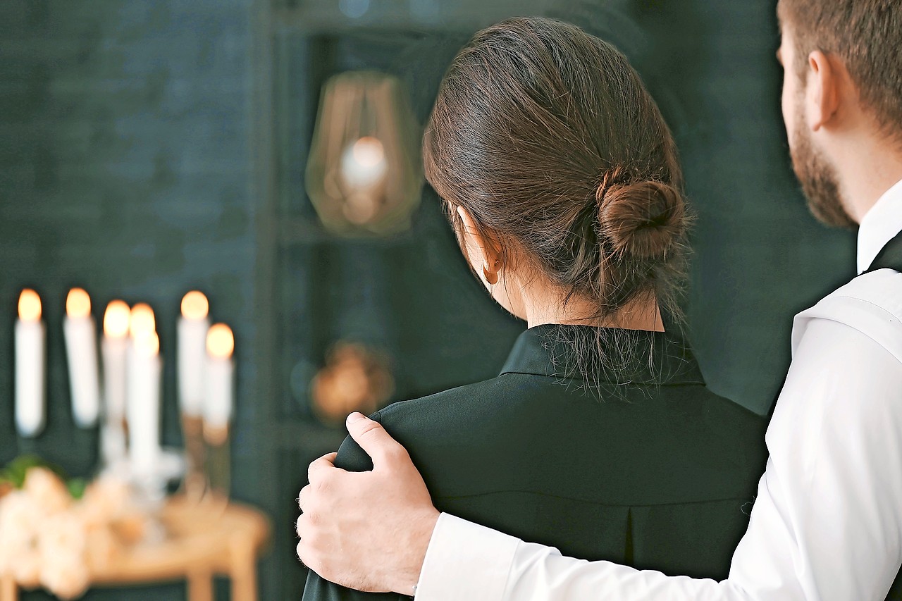 In de kerk legt Jezus zelf zijn hand op de schouders van de beproefde familie. © Shutterstock