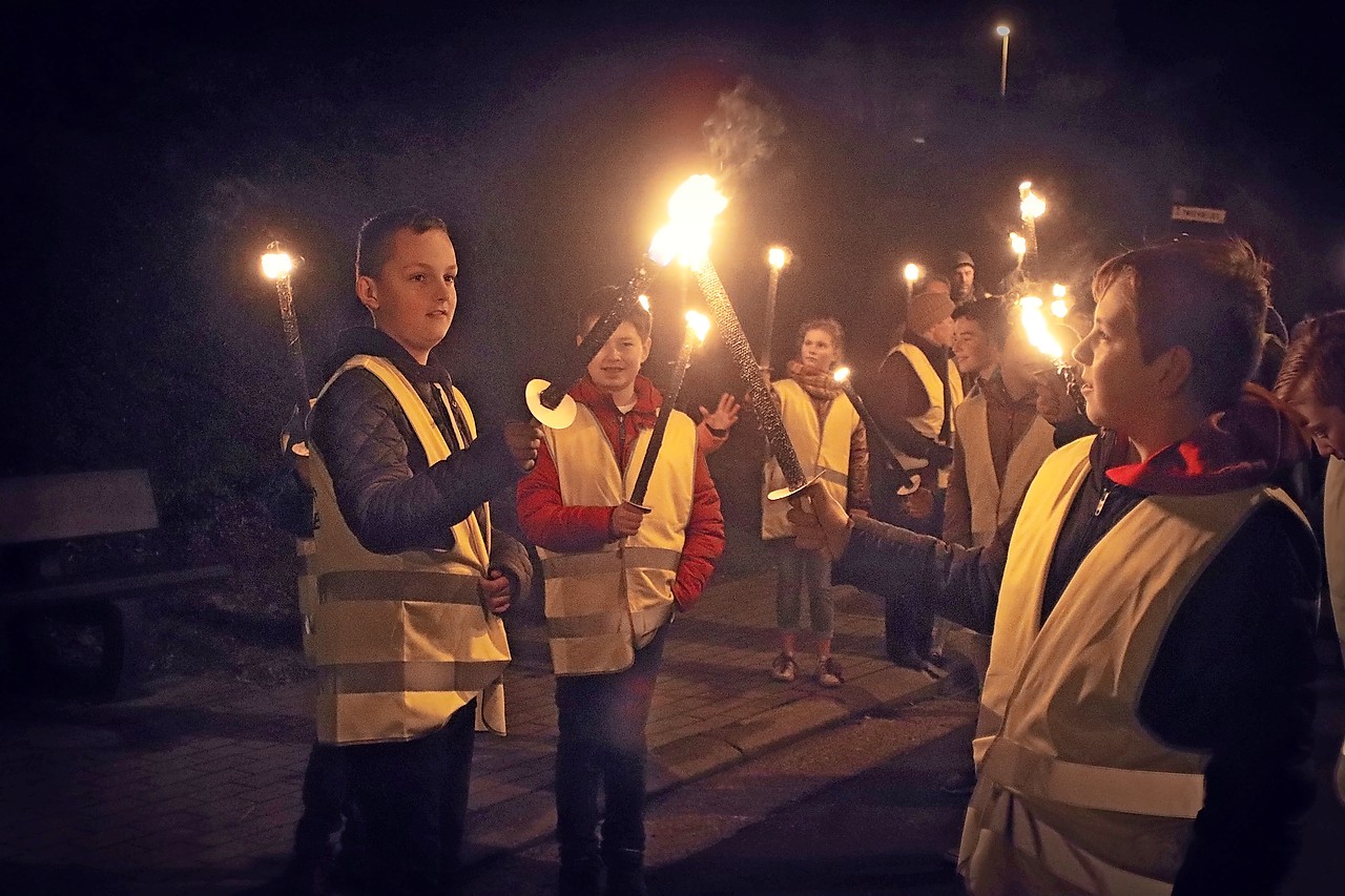 Tijdens de fakkeltocht ontstaan vurige ontmoetingen tussen honderden vormelingen en plussers. © Jente Vandewijer