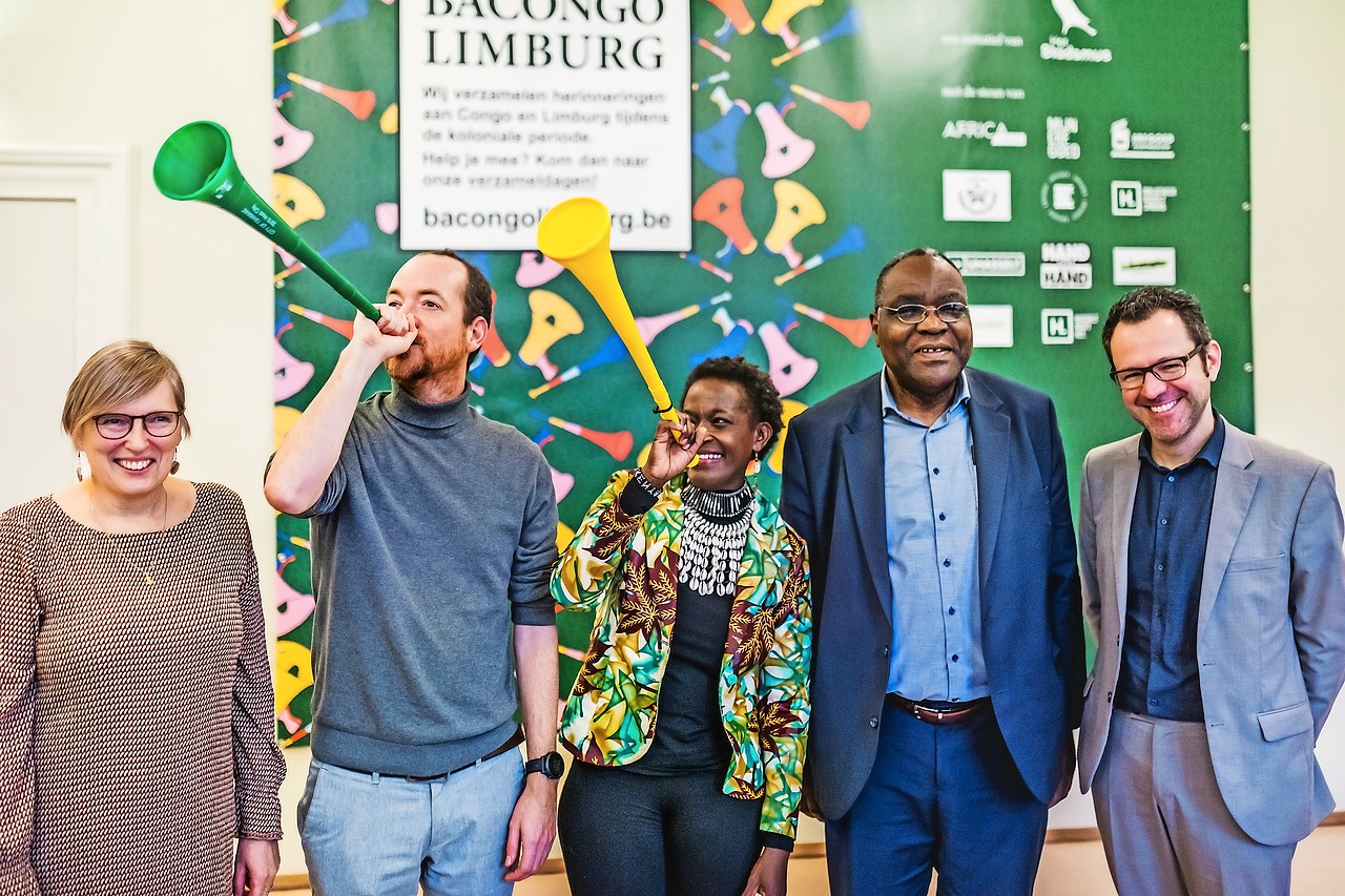 Joost Venken (rechts) en partners kondigen met toeters en bellen de tentoonstelling Bacongo Limburg aan. © Kobe Vanderzande