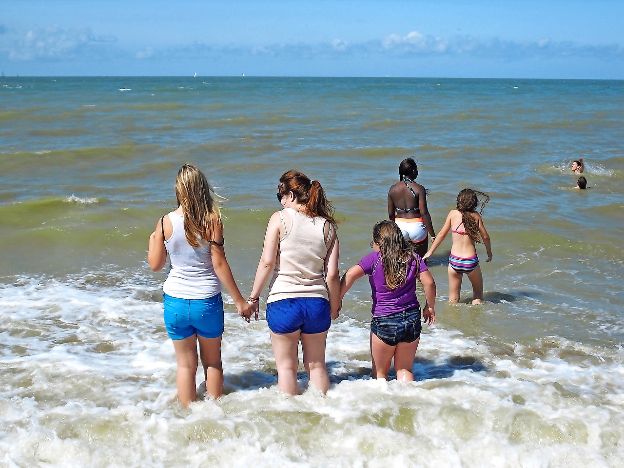 Kinderen hebben tijdens een vakantie aan zee de tijd van hun leven. © Horizont vzw