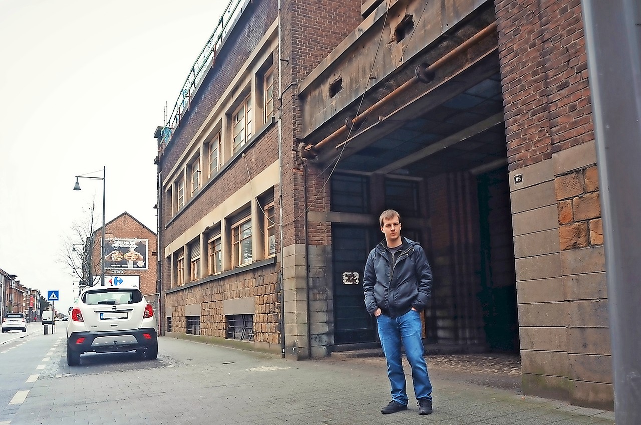 Michiel Stinckens aan het beschermde pand Koloniale Waren in Hasselt. © Tony Dupont