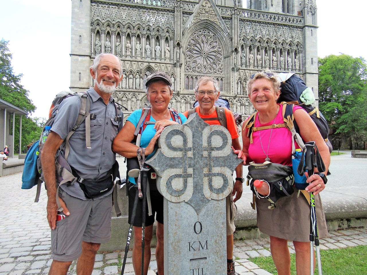 Vier blije Tongerse pelgrims bij hun aankomst aan de kathedraal in Trondheim. © Jean Nelissen