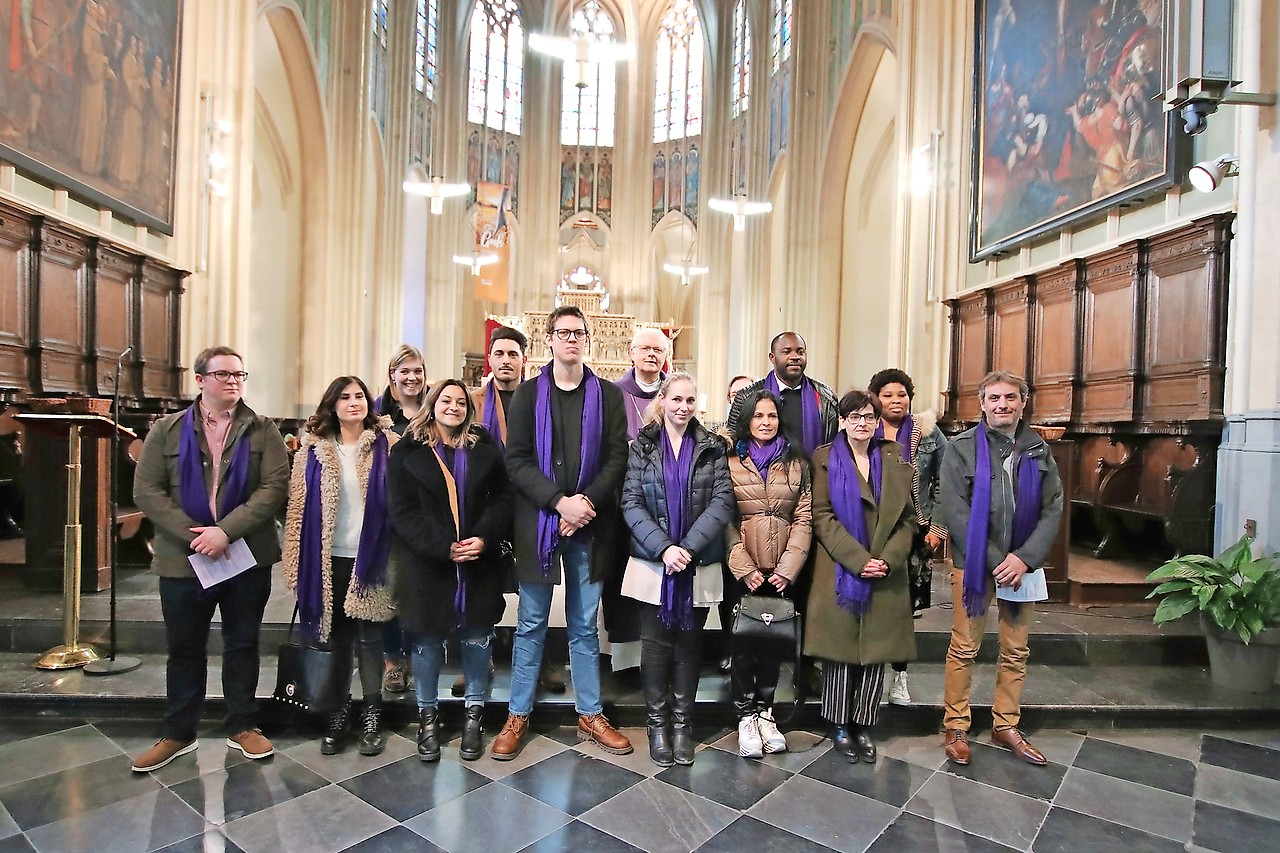 De catechumenen verzamelden voor hun naamopgave en uitverkiezing in de kathedraal in Hasselt. © Jente Vandewijer