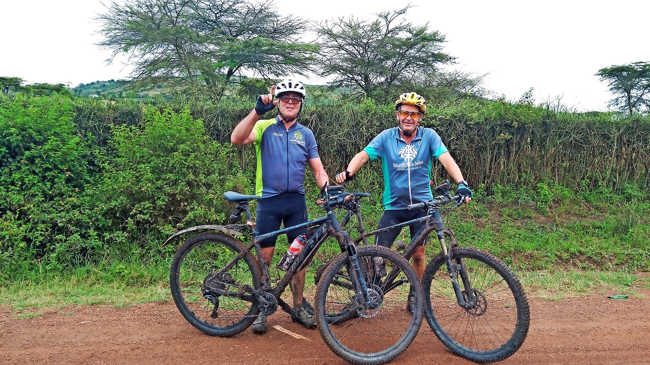 Victor Peters (links) en Pierre Loots fietsten twee weken in Uganda. © Broederlijk Delen