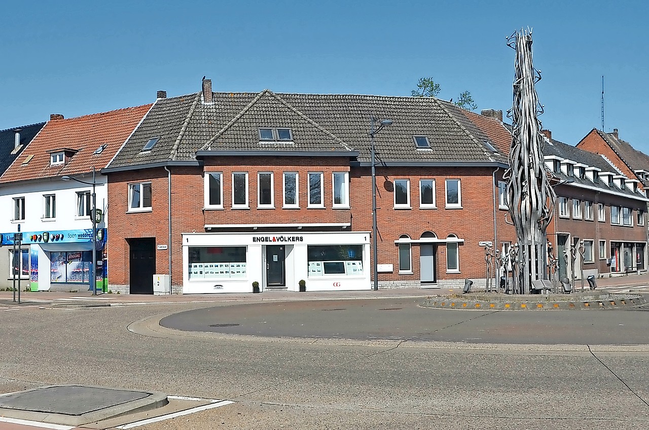 Vandaag, ruim 75 jaar na de bevrijding, ligt hetzelfde kruispunt er vredig bij. © Tony Dupont