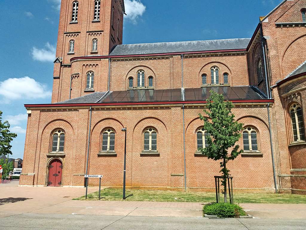 Het dak van de kerk in Paal is sinds vorig jaar voorzien van 45 zonnepanelen. © Patricia Vuegen