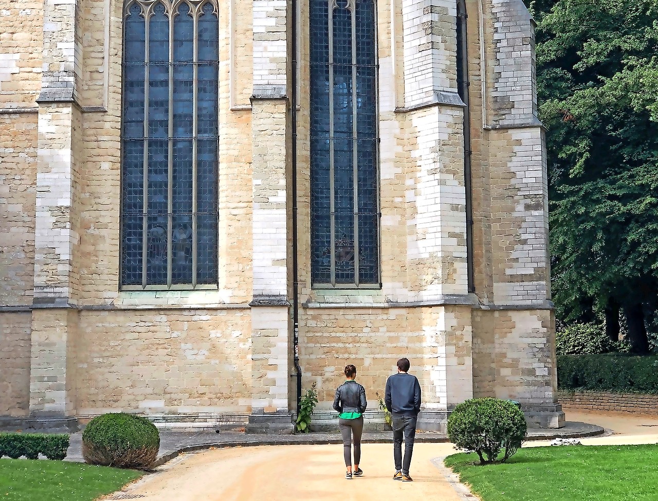 Koppels gaan tijdens een tocht van vijf kilometer in gesprek met elkaar over wat er diep in hen leeft. © Unsplash