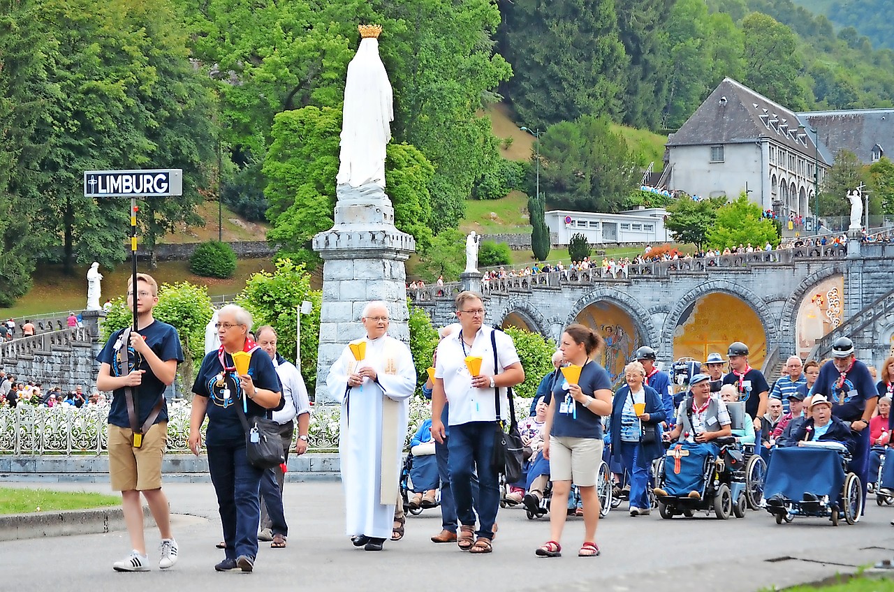 De kaarsenprocessie trekt zich op gang. Een beeld dat de Limburgse groepen dit jaar zullen moeten missen. © Tony Dupont