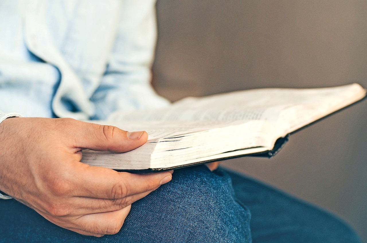 Bij een doorlopende lezing van de tientallen boeken merkte Thieu Plessers ten volle de schoonheid van de Bijbel. © Shutterstock