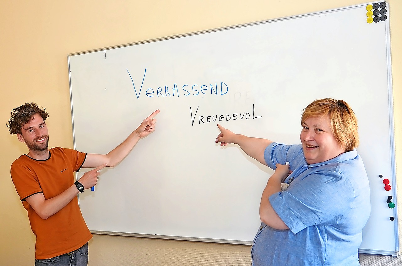 Hendrik-Jan Gubbelmans en Edith Maes wijzen scholen de juiste richting aan. © Tony Dupont