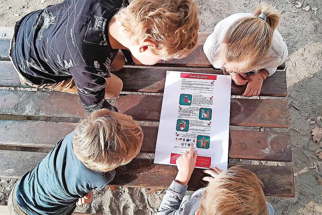 Kinderen testen de herdertjestocht uit. De opdrachten lossen ze succesvol op. © Liesbeth Corvers