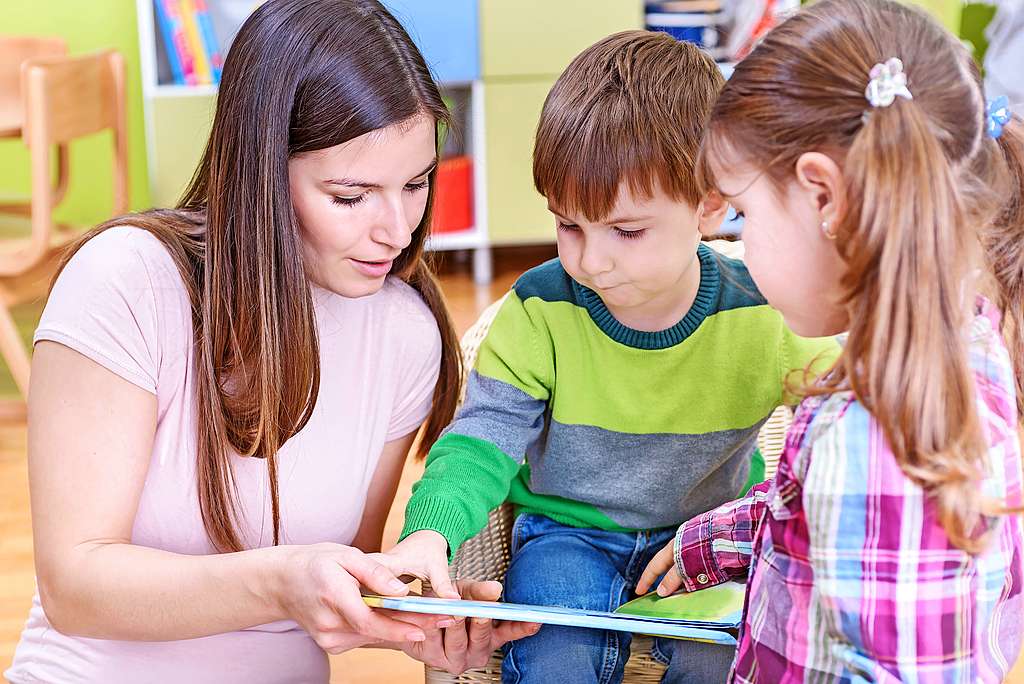 Aan de hand van vertelplaten maken kleuters kennis met de figuur van Jordy. © Shutterstock