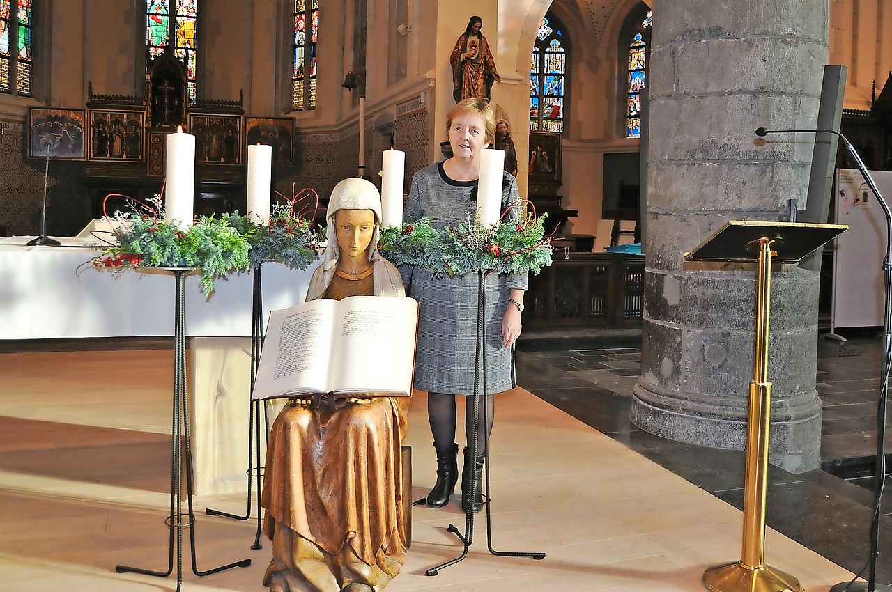 Francine Drijkoningen bij het beeld van Onze-Lieve-Vrouw van Zeven Weeën. © Mariafeesten Bree