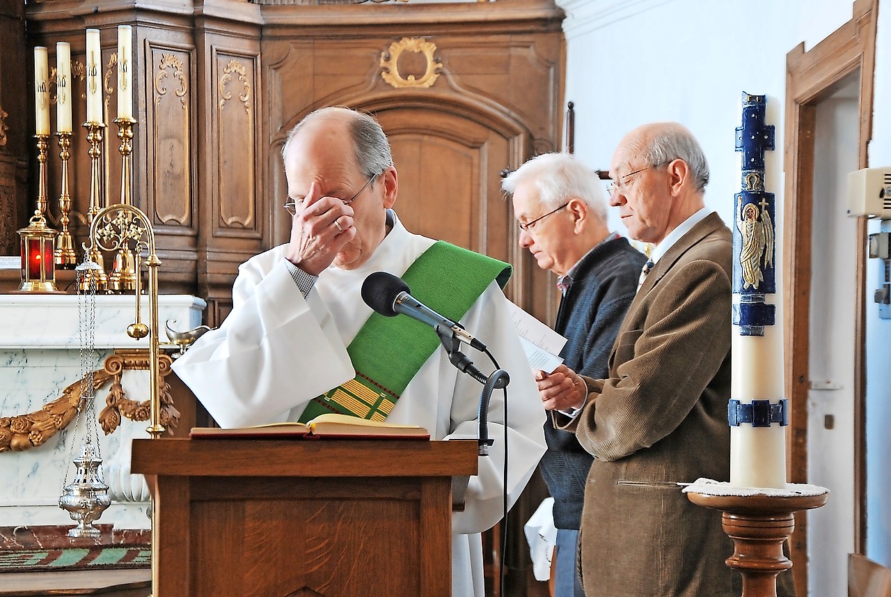 In de kerk laten gelovigen zich raken door het mysterie. © Mieke Cardinaels-Lempens