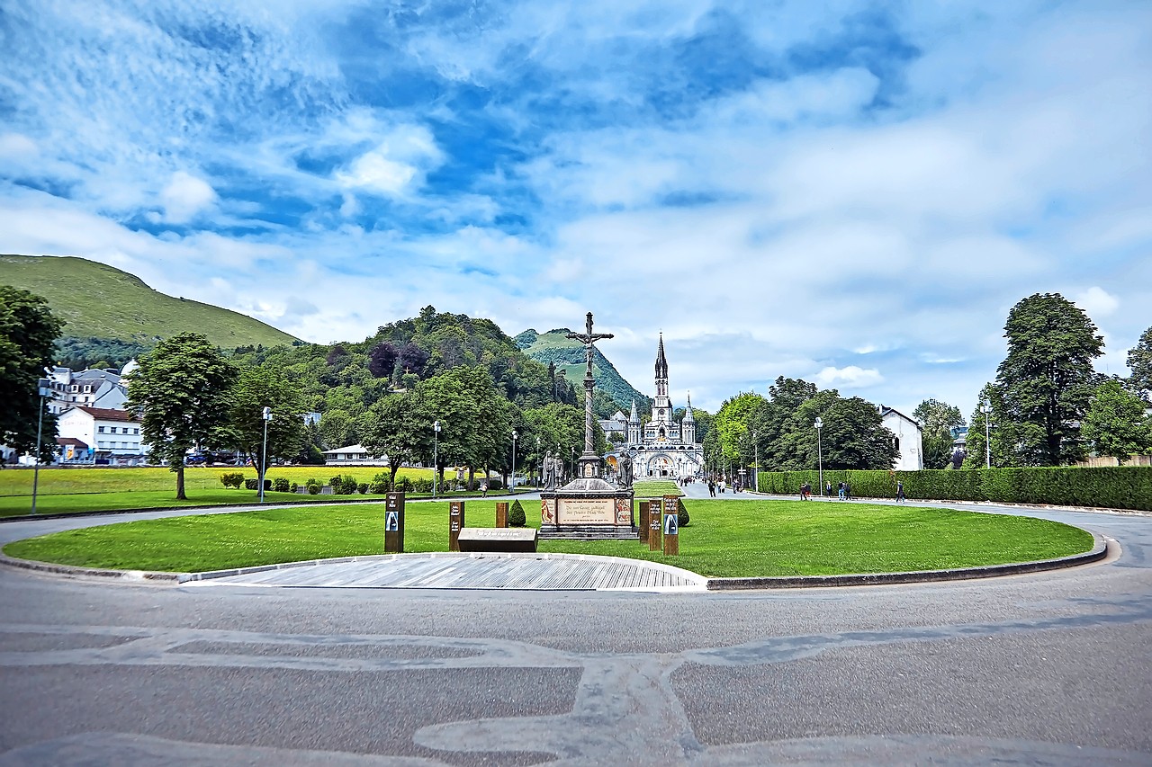 Lourdes ligt er vandaag verlaten bij. Vanwege corona worden er slechts vijfduizend bedevaarders toegelaten. © Shutterstock