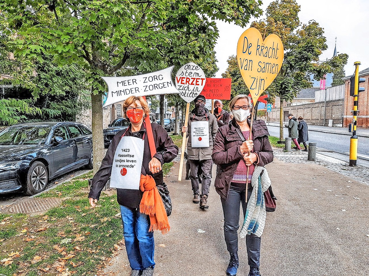 De Ringlopers stappen in stilte en met een positieve boodschap rond de Hasseltse Groene Boulevard. © Sylvie Nelissen