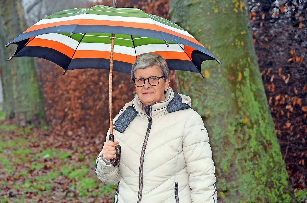 Marjet Haels zet zich al decennialang in voor Broederlijk Delen. Soms door regen en wind, maar altijd met passie. © Tony Dupont