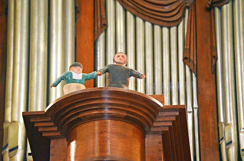 Deze vreemde personages waken in de Sint-Trudokerk over het Clerinxorgel uit 1846. © Tony Dupont