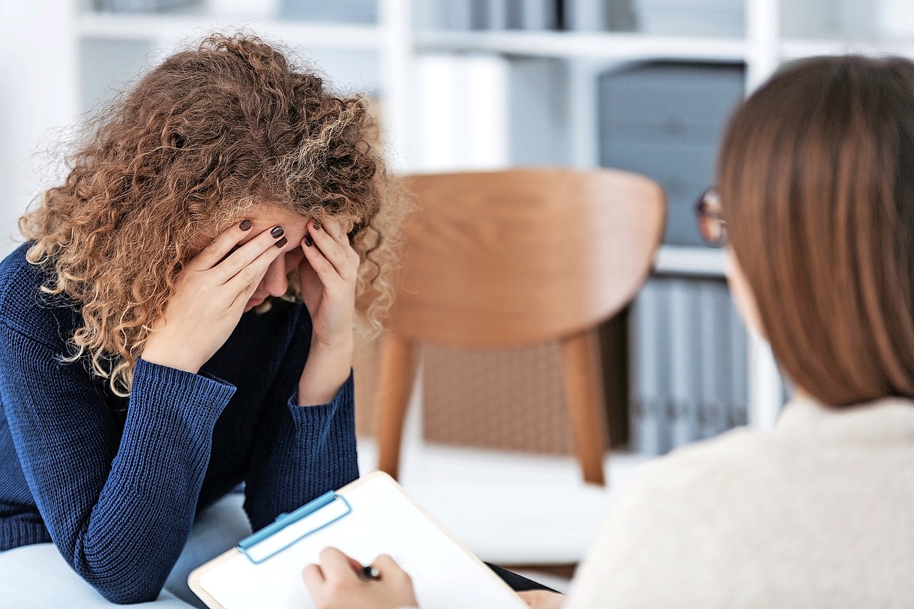 Jongeren staan er niet alleen voor. Bij het JAC vinden ze een luisterend oor en een helpende hand. © Shutterstock