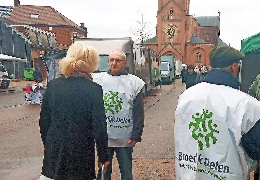 André Celen informeert bezoekers aan de wekelijkse markt in Paal over het werk van Broederlijk Delen. © Parochie Paal