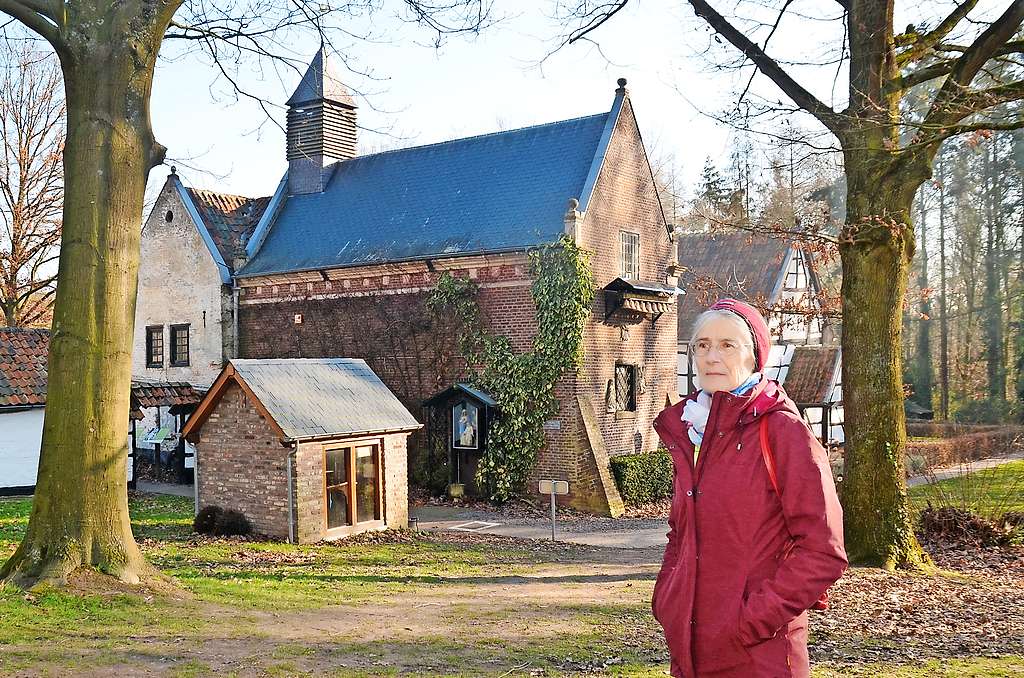 Huguette Mouchaers aan de Kluis in Vrijhern. „Er stapt Iemand met me mee.” © Tony Dupont