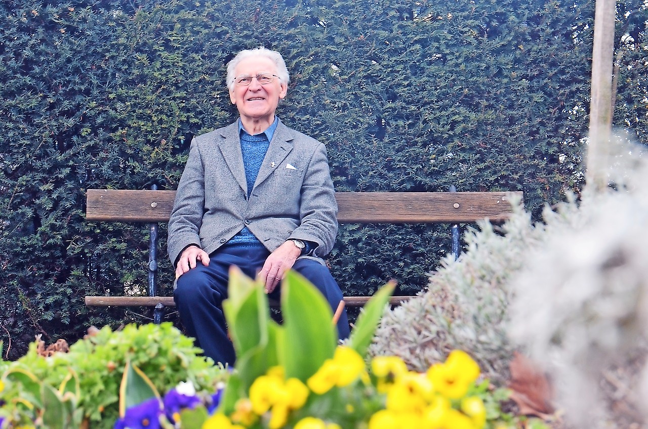 Marcel Raskin geniet in alle eenvoud van zijn bloemen- en kruidentuin. © Tony Dupont