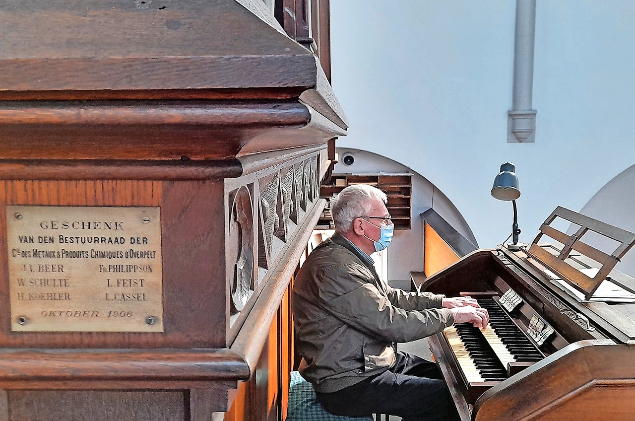 Jos Meekers bespeelt het orgel dat in 1906 werd geschonken door de zinkfabriek. © Tony Dupont