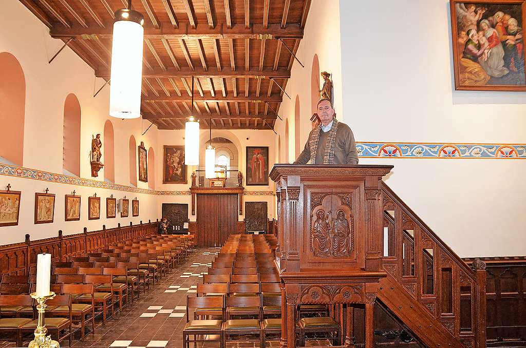 Ivo Quets in de unieke preekstoel op wieltjes in de Sint-Pietersbandenkerk. © Tony Dupont