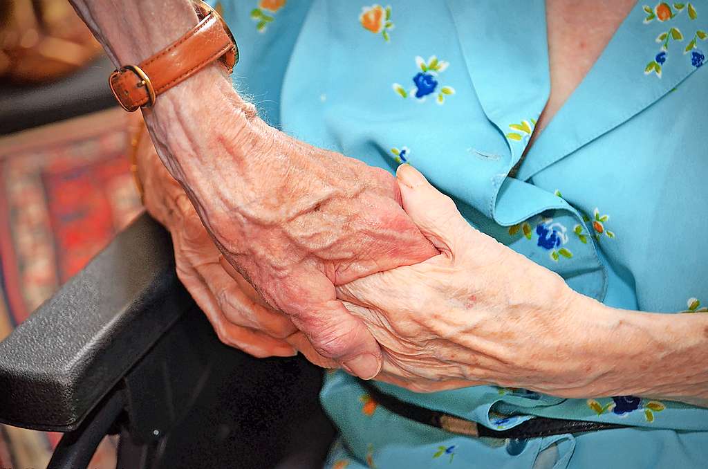 Liefdevol houdt Jean Maria’s hand vast. „Mijn liefde voor haar beleef ik intens.” © Tony Dupont