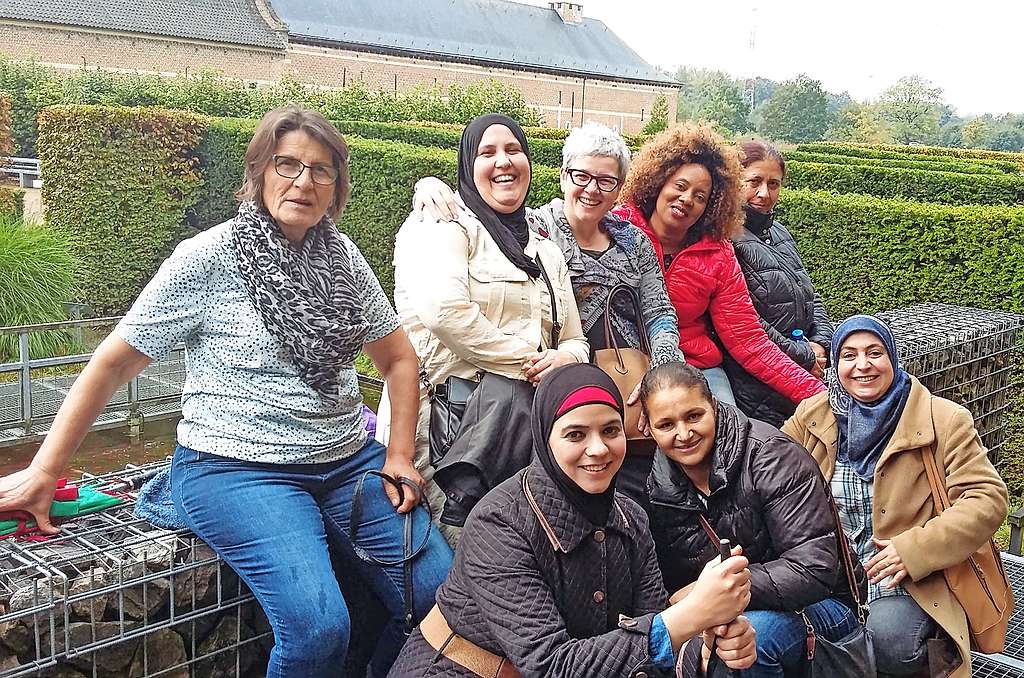 Marie De Lorenzo (midden bovenaan): „Geen saaie lessen, met Vrouwenkracht trekken we naar buiten, de wereld in.” © Ligo