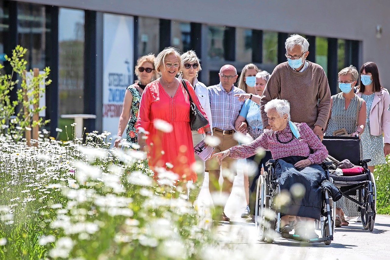 Tijdens de wandelingen komen oude verhalen opnieuw naar boven. © Mine Dalemans