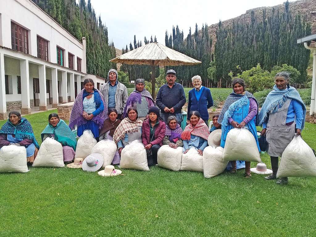 De Limburgse Mia Meermans te midden van haar Boliviaanse medewerkers. © El Molino