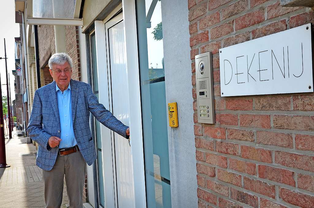 Marcel Meysen trekt de deur van de dekenij in Beringen achter zich dicht. © Tony Dupont