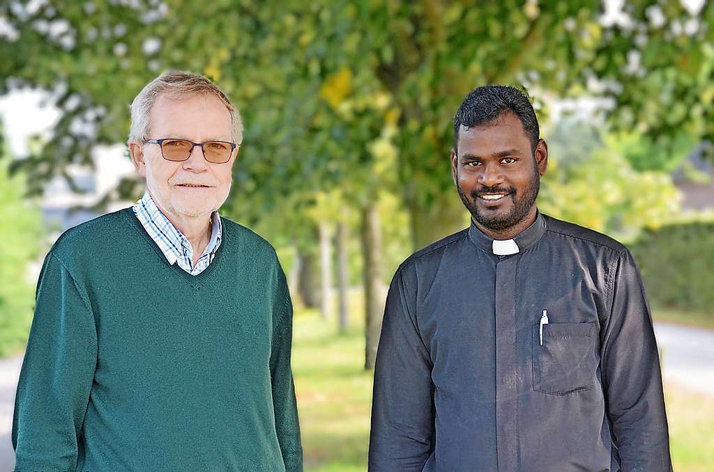 Ward Ceyssens en priester Emmanuvel springen in de bres voor de Indiase Kerk. © Tony Dupont