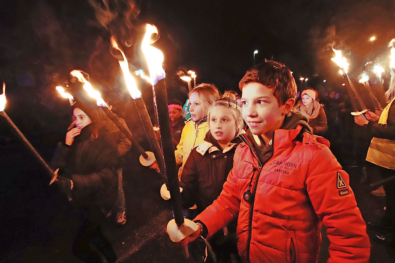 Jongeren gaan vurig en hoopvol op pad in en rond de Sint-Martinuskerk. © Jente Vandewijer