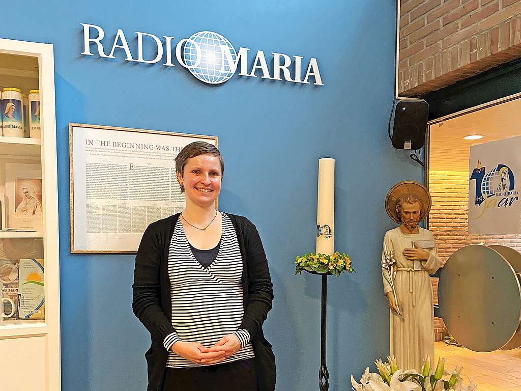 Els Agten bereidt zich in de studio’s van Radio Maria voor op Vonkje Vrede. © Radio Maria