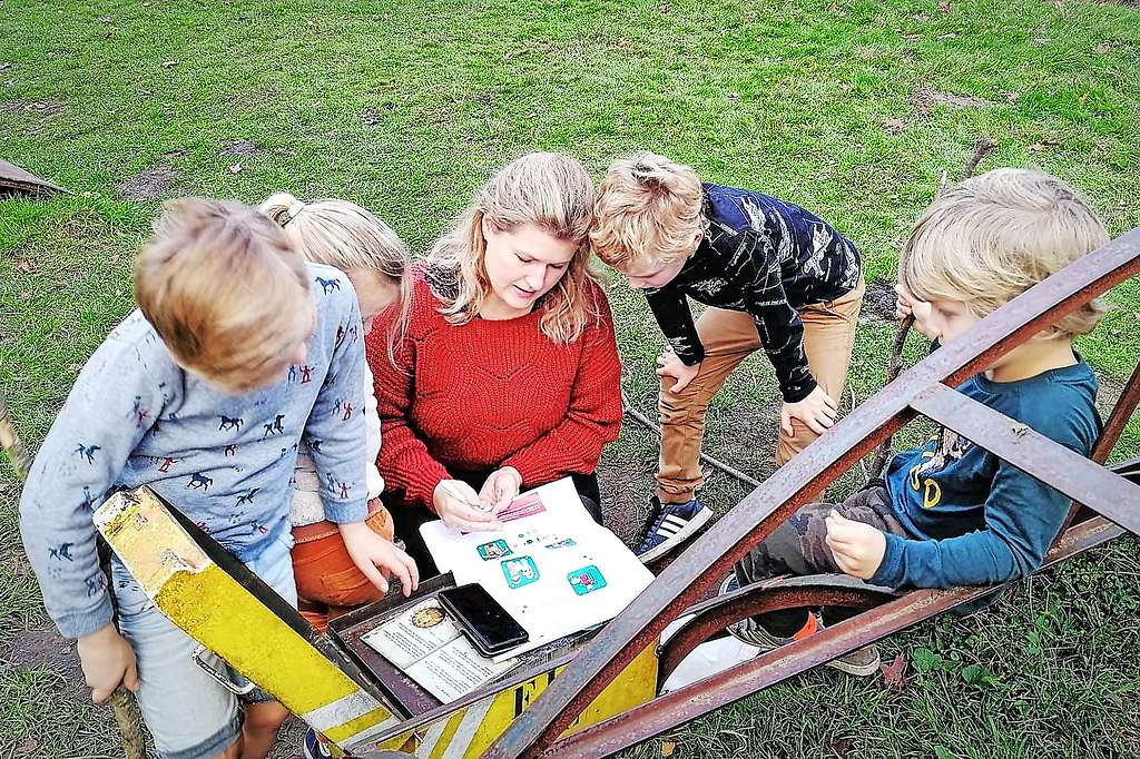 Gezinnen beluisteren onderweg de audiofragmenten en gaan vervolgens aan de slag met een doe-opdracht. © Liesbeth Corvers