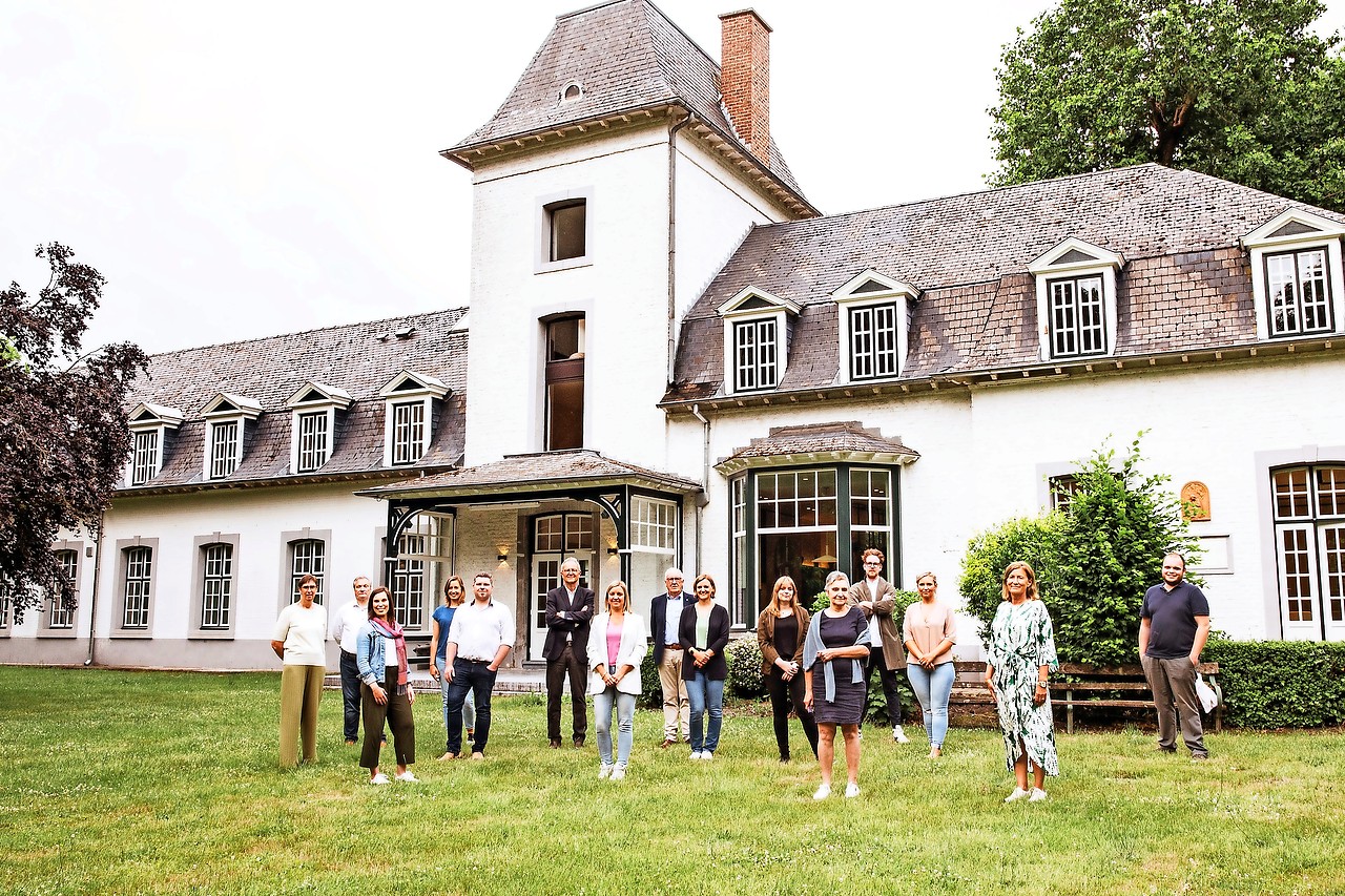 De werkgroep van CM Limburg die het boek over 117 jaar solidariteit samenstelde. © Liss Awouters