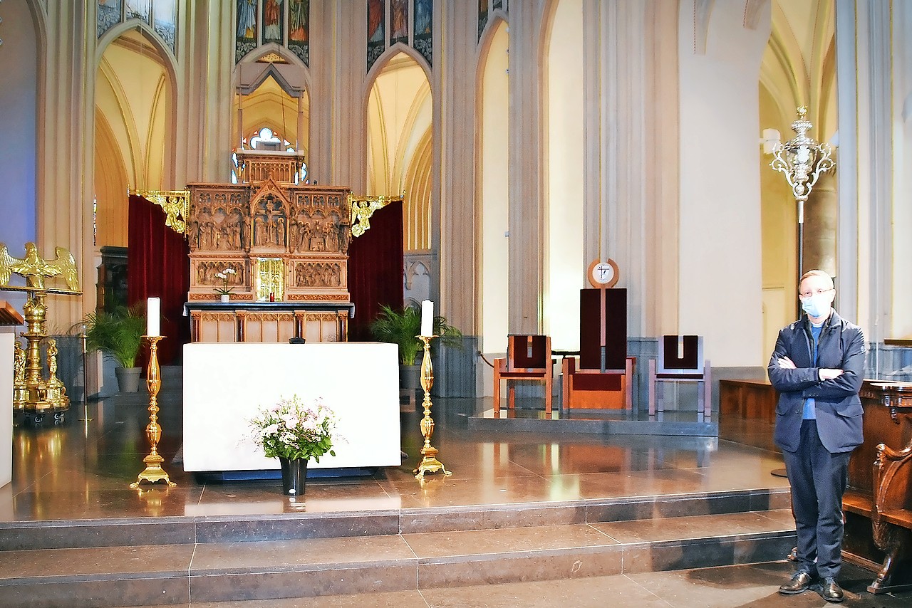 Het vernieuwde priesterkoor in de Sint-Quintinuskathedraal met rechts de sedes. © Tony Dupont