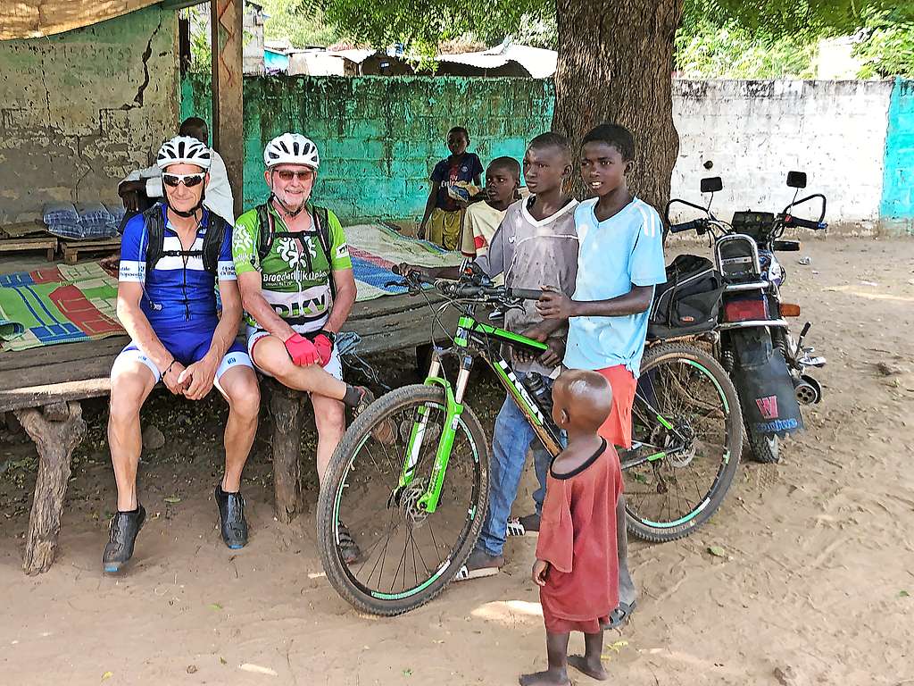 Jos Craemers, in groen Broederlijk-Delenoutfit: „Senegal laat me nooit meer los.” © Jos Craemers