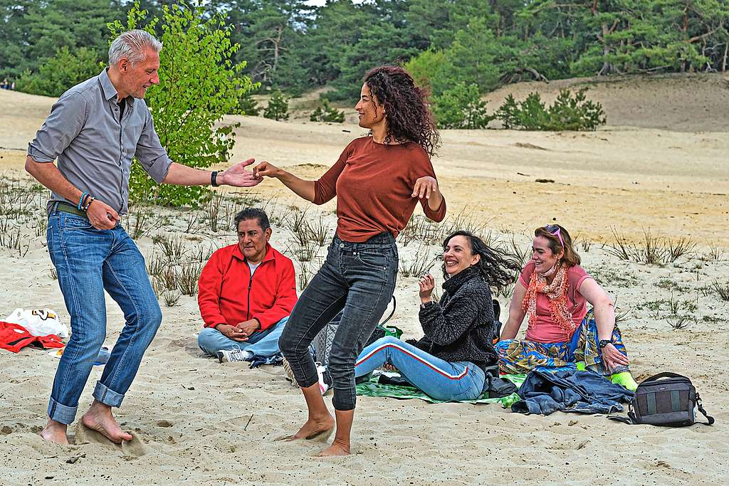 Een Peruaans koppel uit Bocholt begint spontaan te dansen tijdens een picknick in Lommel. © Fotoclub Zonhoven Centrum