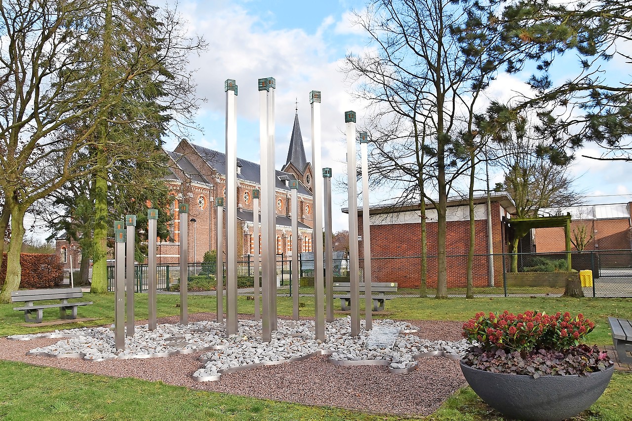 Het herdenkingsmonument op een sokkel met de contouren van Zwitserland. © Tony Dupont