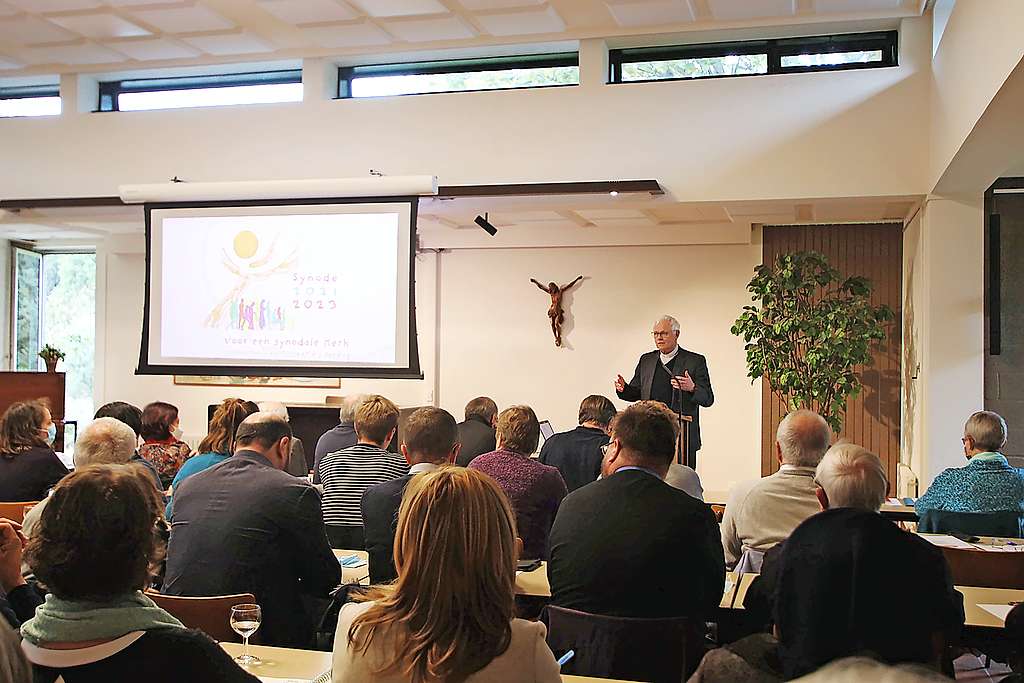 Bisschop Patrick Hoogmartens moedigt groepen aan om in gesprek te gaan. © Jente Vandewijer