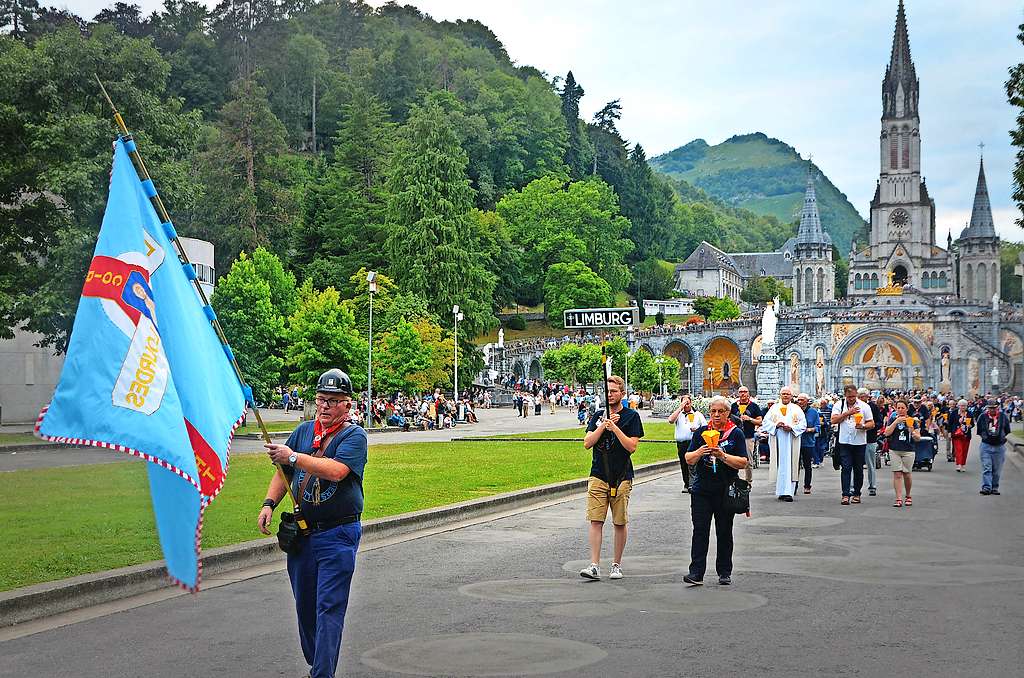 Een van de hoogtepunten in Lourdes is de zogenoemde kaarsjesprocessie. © Tony Dupont