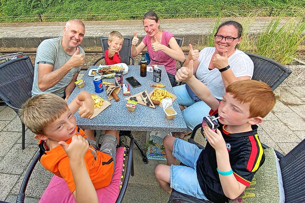 Gelijkgestemde gezinnen ontmoeten elkaar tijdens de jaarlijkse pelgrimstocht. Frietjes eten is ook dan populair. © Els Agten