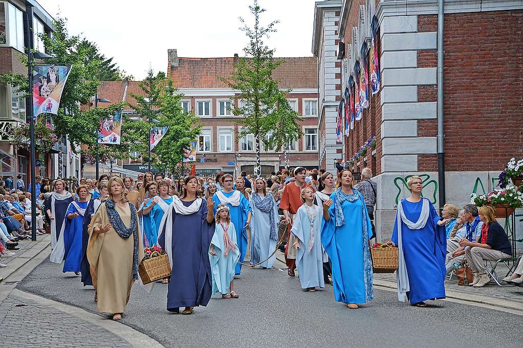 Gelovigen tonen hun liefde voor Maria en de vreugde die ze schenkt. © Jef Moermans