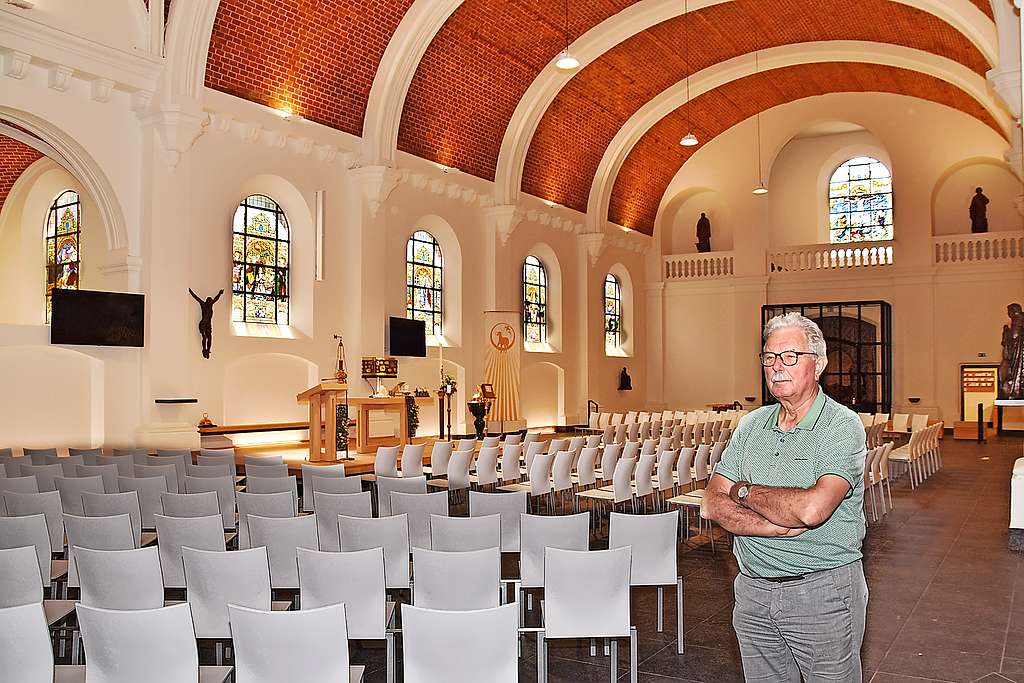 Antoine Houben in de gerestaureerde Heilig Hartkerk met opmerkelijke glas-in-loodramen. © Tony Dupont