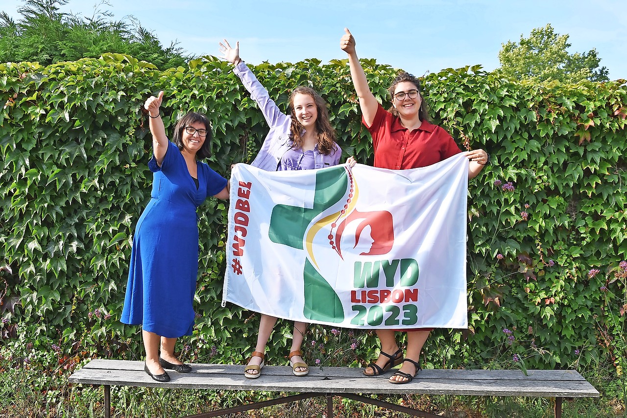 Het enthousiaste team van IJD Hasselt met de vlag van de Wereldjongerendagen. © Tony Dupont